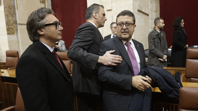 Manuel Gavira, Javier Ortega Smith y Francisco Serrano, en el Parlamento.