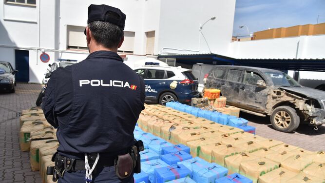 Un agente de la Policía Nacional custodia un alijo de droga aprehendido en La Línea.