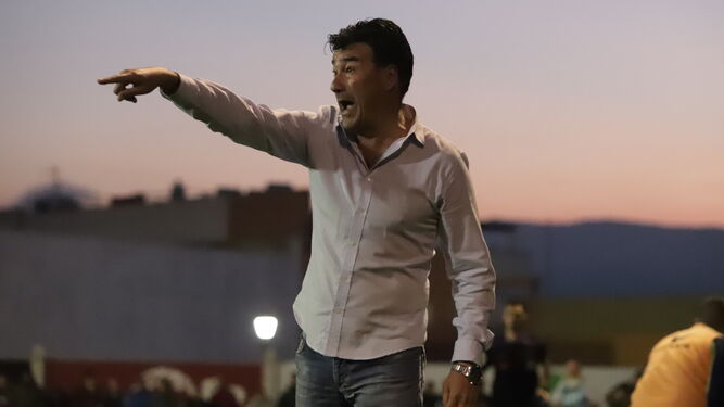 Rafa Escobar da instrucciones durante un partido en el San Rafael