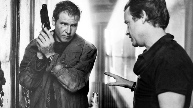 Ridley Scott da instrucciones a Harrison Ford en el rodaje de ‘Blade Runner’, en 1981.