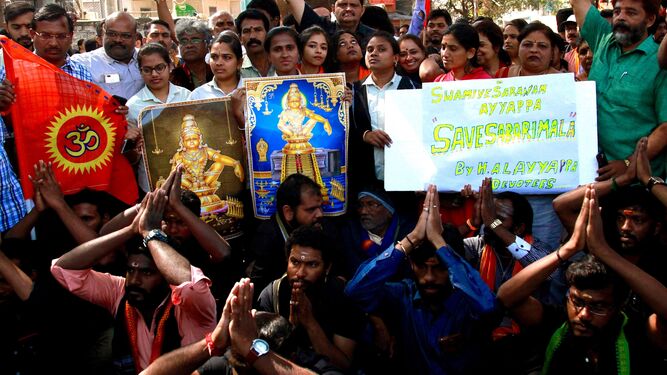 Devotos hindúes protestan por la entrada de dos mujeres en edad de menstruar en el templo hindú Sabarimala.