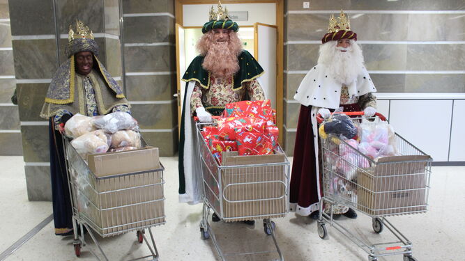 Los Reyes Magos llegan al Hospital cargados de regalos