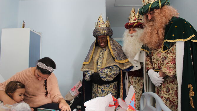 Los Reyes entregan regalos a una de las pequeñas hospitalizadas