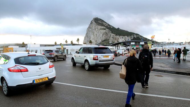 Ciudadanos en la frontera de La Línea con Gibraltar