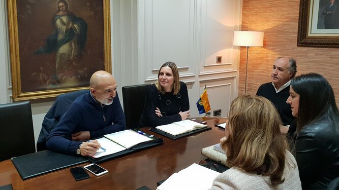 Jorge Serradilla, reunido con el alcalde de Algeciras y concejalas.
