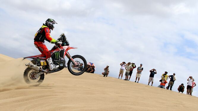 El español Joan Barreda supera una duna durante la primera etapa del Dakar.