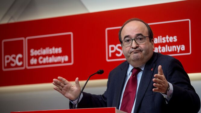El primer secretario del PSC, Miquel Iceta, atendiendo a los medios de comunicación este lunes en el Parlamento catalán.