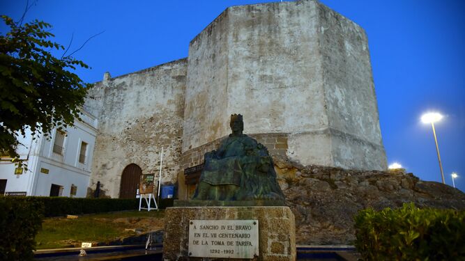 El castillo de Tarifa, presidido por una estatua de Guzmán el Bueno.