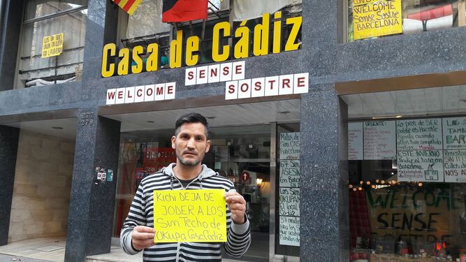 El activista rumano Lagarder Danciu, a las puertas de la Casa de Cádiz en Barcelona.