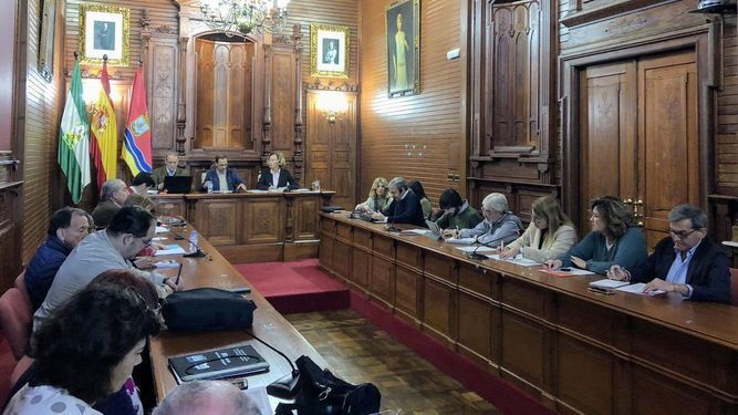 Imagen retrospectiva de una reunión del Pleno del Ayuntamiento de Sanlúcar.