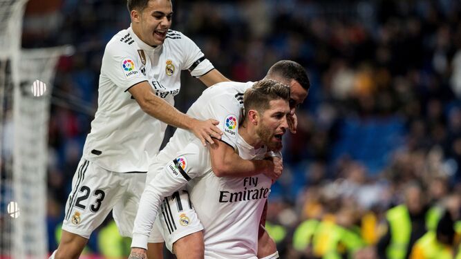 Ramos es felicitado por sus compañeros tras marcar el primer gol del partido