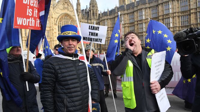 Protestas a las puertas del Parlamento británico por el Brexit.