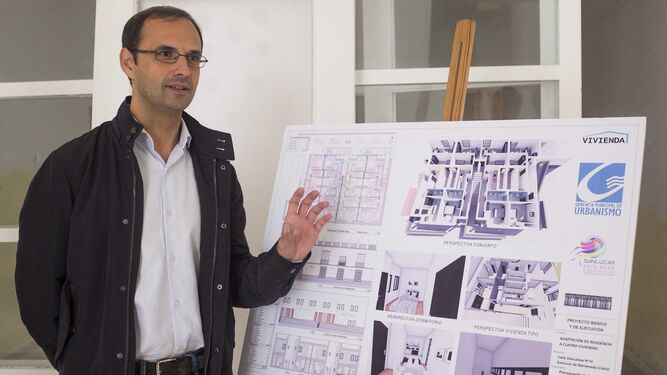 El alcalde, Víctor Mora, mostrando planos de este proyecto de viviendas durante una visita al inmueble.