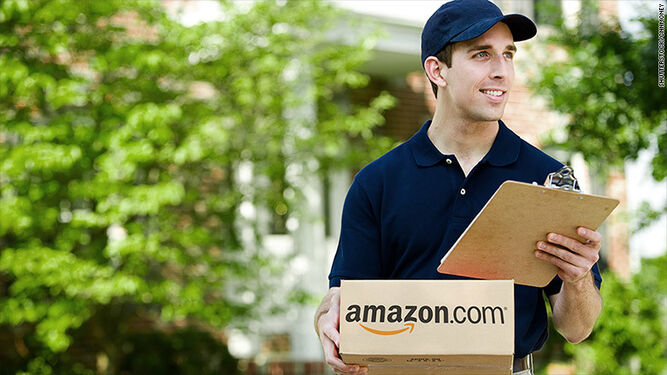 Un repartidor de Amazon en una imagen promocional.