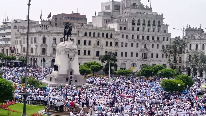 Panorámica de la manifestación en Lima a favor de La Fiesta.