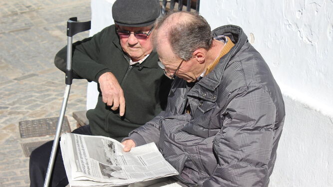 Vecinos del pueblo leyendo la noticia.