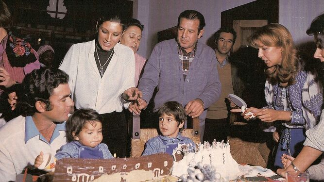 Cumpleaños de su nieto Cayetano, con Paquirri, Carmina y Belén.