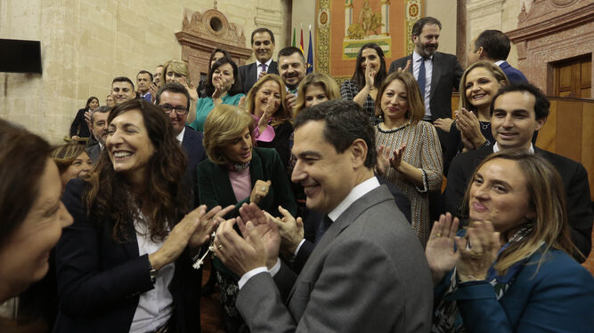 Moreno, junto a su grupo en el Parlamento andaluz.