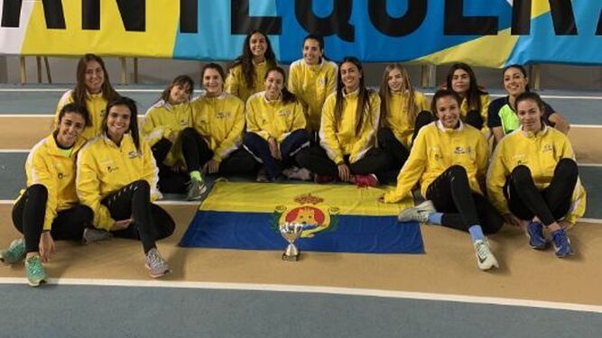 El equipo femenino del Bahía de Algeciras posa con su copa.
