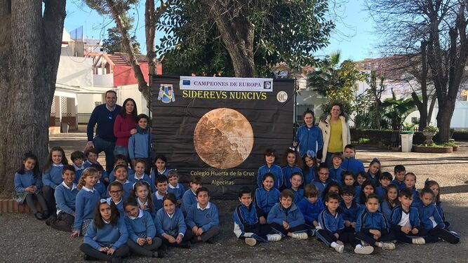 Los alumnos de la Huerta de la Cruz, con un cartel de su proyecto.