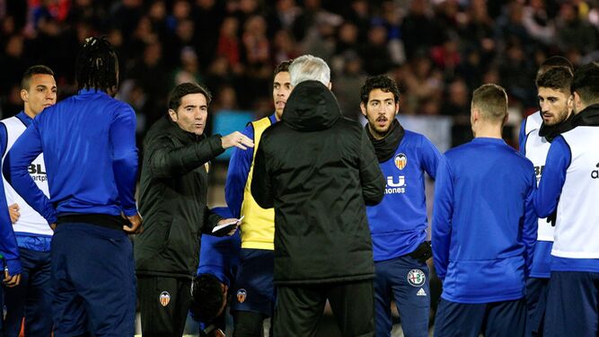 Marcelino García Toral le da instrucciones a sus futbolistas durante un reciente entrenamiento del Valencia.