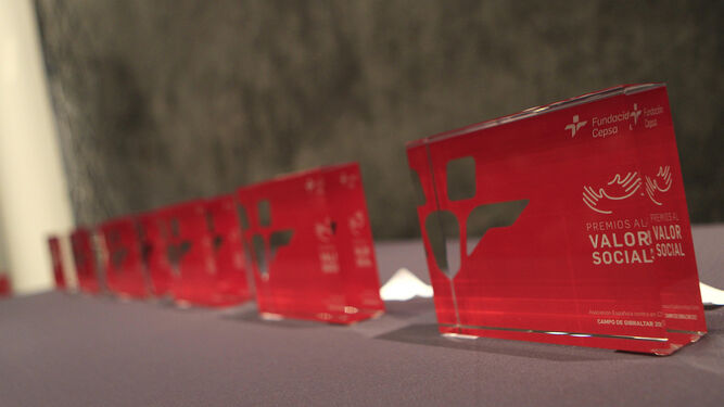 Las placas conmemorativas de los Premios al Valor Social de Cepsa.
