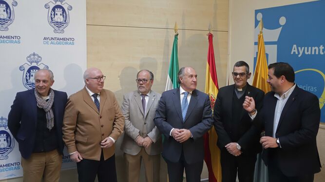 Los representantes de la hermandad, de la parroquia, del Ayuntamiento y la Diputación.