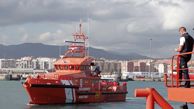 Una embarcación de Salvamento Marítimo con migrantes rescatados llega a Algeciras.