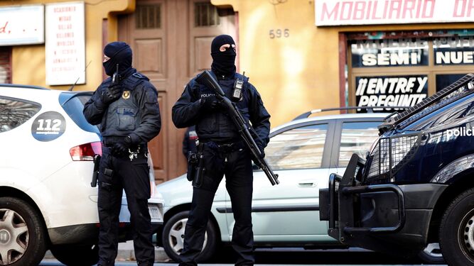 Los Mossos registran seis domicilios en Barcelona e Igualada dentro de una operaci&oacute;n antiyihadista.