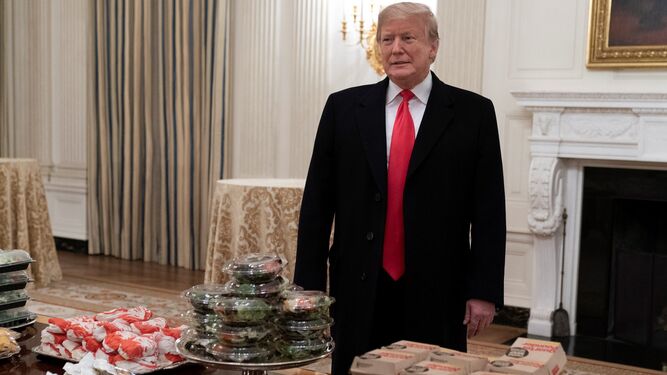 Trump posa con las hamburguesas
