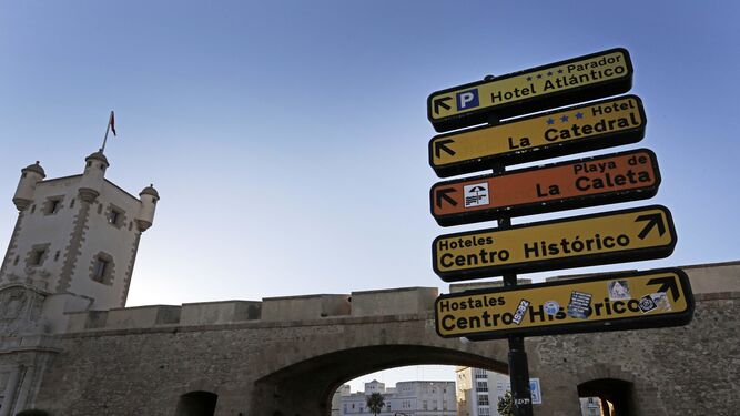 Señalización de entrada al casco antiguo de Cádiz.