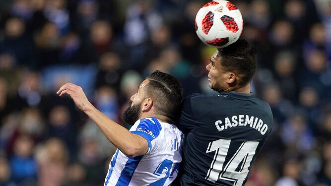 Casemiro disputa un balón a un rival.