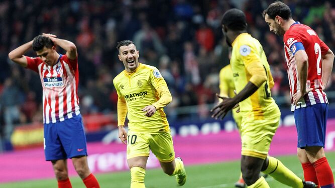 Los jugadores del Girona celebran su gol mientras se desesperan los del Atleti.