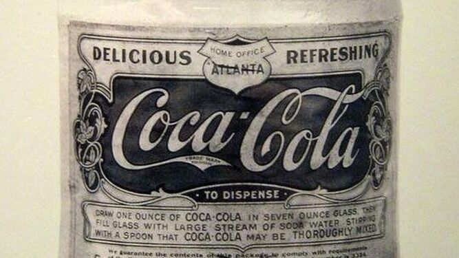 La fórmula de la Coca-Cola es patentada en 1893.