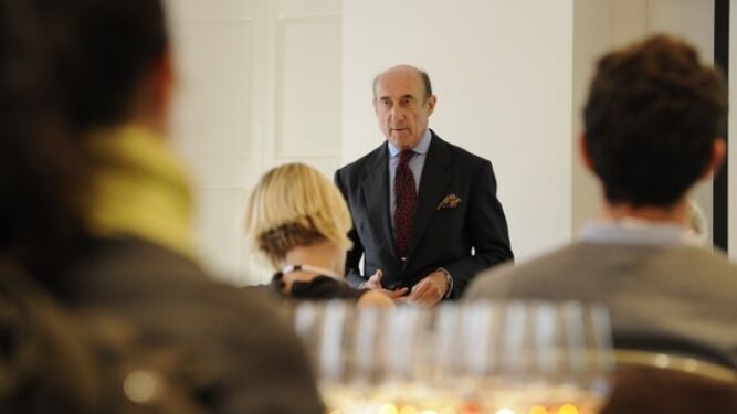 El presidente del Consejo Regulador, Beltrán Domecq, en una cata de vinos en Reino Unido.