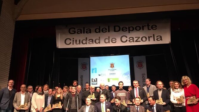 Todos los premiados en la V Gala del Deporte Ciudad de Cazorla con sus galardones.