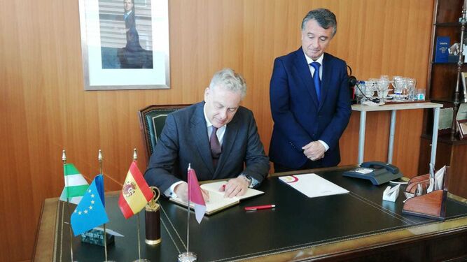 El embajador del Reino Unido en España, Simon Manley, ha firmado el Libro de Visitas de la Cámara de Comercio de Almería.