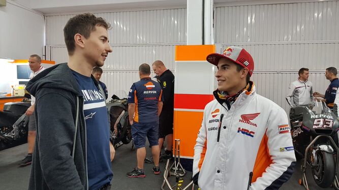 Jorge Lorenzo y Marc Márquez, juntos en el garage de Repsol en los test de Valencia.