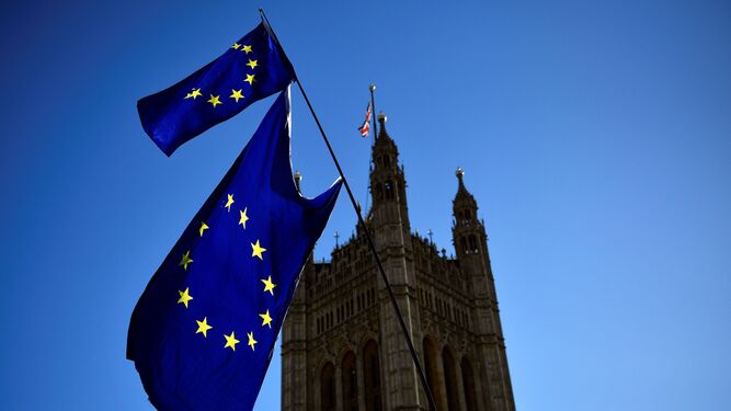 Banderas de la UEa ondean ante el edificio del Parlamento en Londres