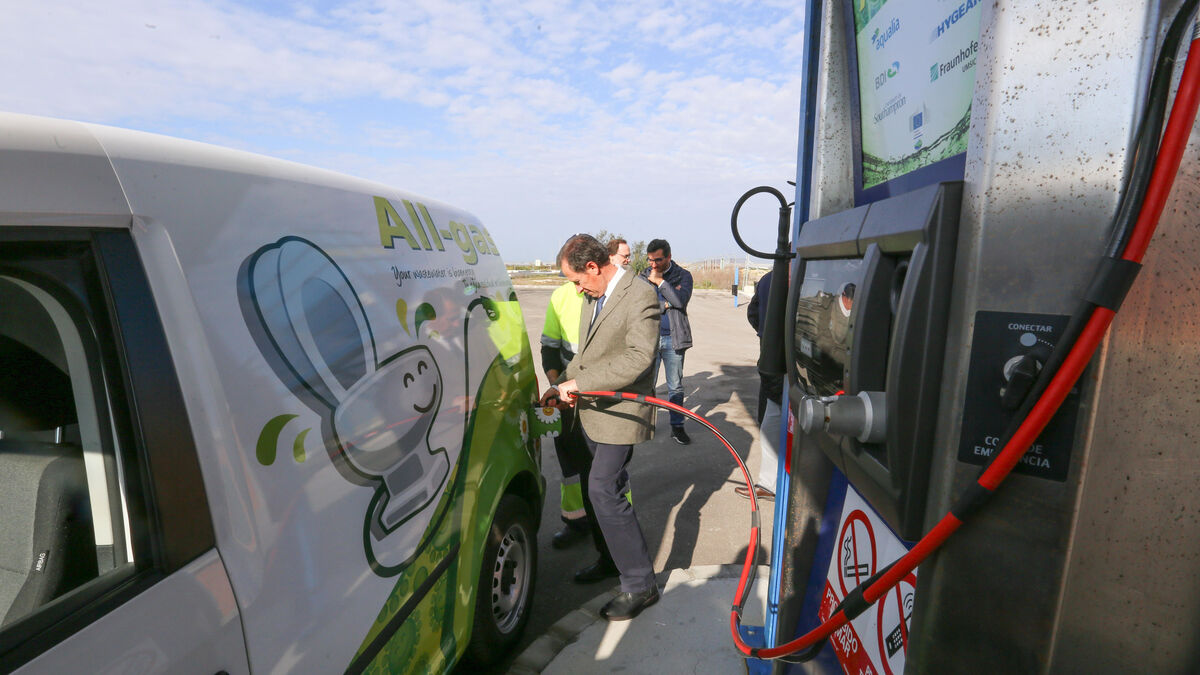 El alcalde José María Román durante el repostaje con biogás de un vehículo en la depuradora de El Torno.
