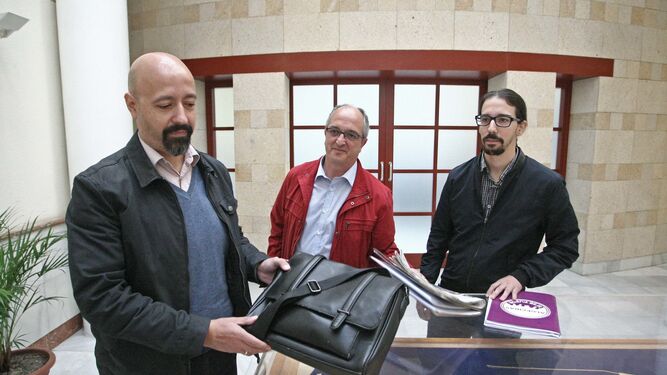 José Luis Alcántara, Fernando Silva y Alejandro Gallardo, portavoces de IU, PSOE y Podemos en Algeciras
