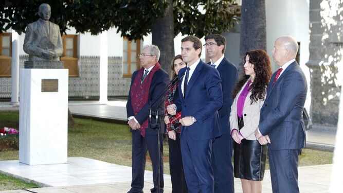 Albert Rivera, con los cinco consejeros de Ciudadanos del nuevo Gobierno andaluz