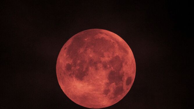 Composici&oacute;n del eclipse total de luna que ha tenido lugar esta madrugada visto desde Mallorca.