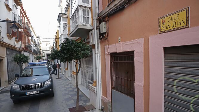Varias patrullas de la Guardia Civil, ayer, ante el número 2A de la calle San Juan, en Algeciras.