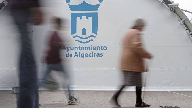 Varias personas caminan por una calle de Algeciras.