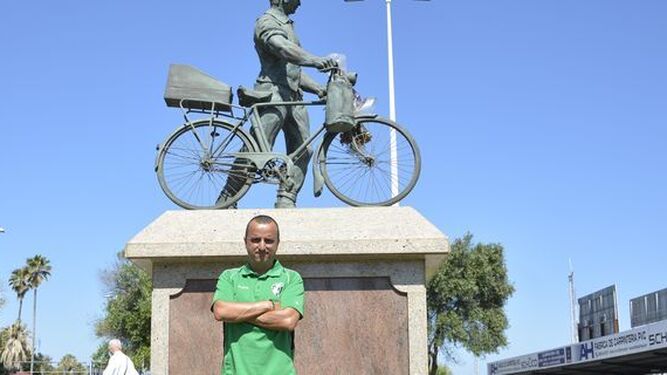 Juan José Gallardo, junto al monumento al trabajador transfronterizo, en La Línea