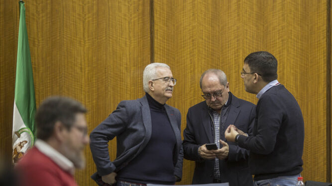 El portavoz socialista, Mario Jiménez, conversa con Manuel Jiménez Barrios y Juan Cornejo en el Parlamento