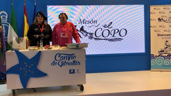 Estrella y Manuel Moreno, del Mesón El Copo de Los Barrios, durante la exhibición gastronómica en Fitur.