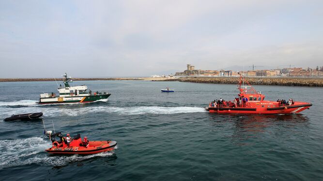 Un barco de Salvamento Marítimo llega a Tarifa escoltado por la Guardia Civil