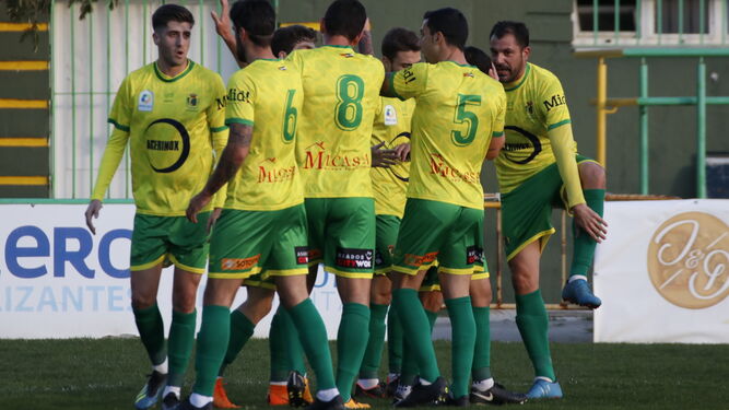 Los jugadores de la Unión se felicitan tras un gol al Betis Deportivo.